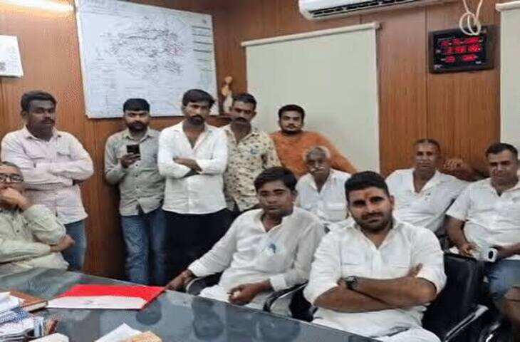 डिस्कॉम ऑफिस में धरने पर बैठे विधायक रविंद्र सिंह भाटी, बोले- लापरवाह कर्मचारियों पर कार्रवाई तक यहीं रहूंगा