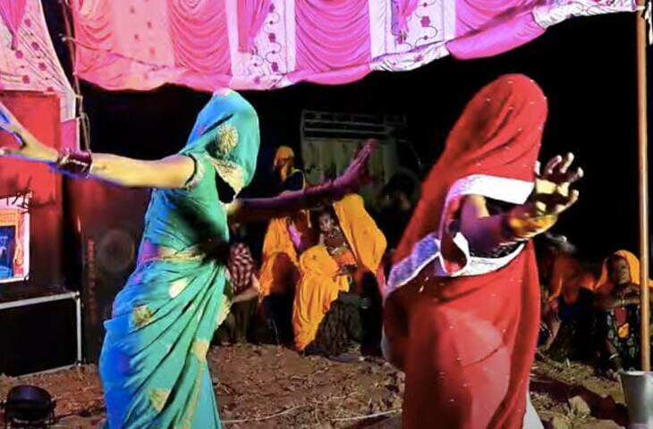 Dance Ka Video: घूंघट में भाभी ने मचाया धमाल, देसी स्टाइल डांस देखकर लोग हो गए फिदा​​​​​​​