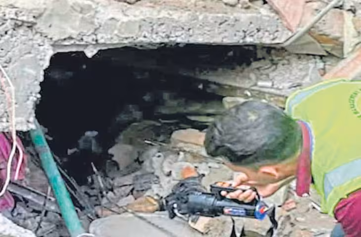 सीमापुरी बिल्डिंग हादसे में अब तक 4 मौतें, लोगों ने कई जिंदगियां बचाईं; मलबे में दबी &lsquo;गुड़िया&rsquo; को बचाने की लगाई गुहार