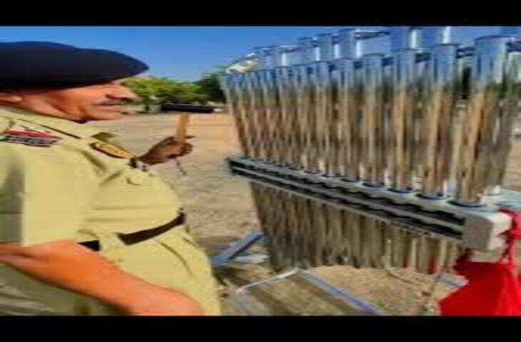 BSF Viral Video: &lsquo;ऐ मेरे वतन के लोगों&rsquo; की धुन पर भावुक हुआ इंटरनेट, BSF जवान की प्रस्तुति ने जीता दिल