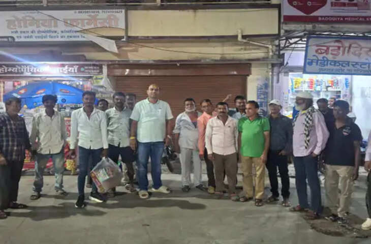 दतिया में कांग्रेस की जीत पर छिंदवाड़ा में जश्न, कार्यकर्ताओं ने आतिशबाजी कर बांटी मिठाइयां