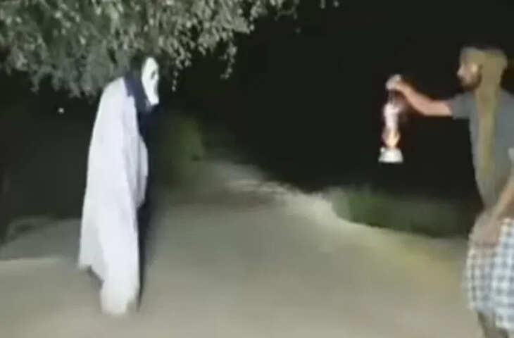 Viral Video: घर में भूत होने का दावा करने पहुंचा शख्स, आगे जो हुआ उसे देख लोग बोले- खेल उल्टा पड़ गया