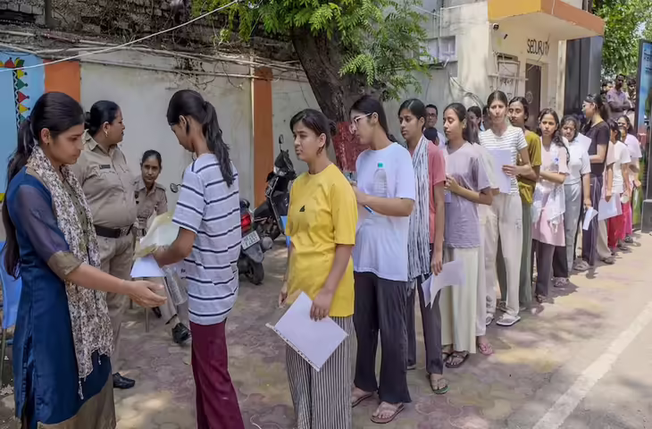 NEET पेपर लीक पर NTA डीजी ने दिया बड़ा बयान, बोले- 'छात्रों के हित में निर्णय, जल्द आएगी नई परीक्षा तिथि'