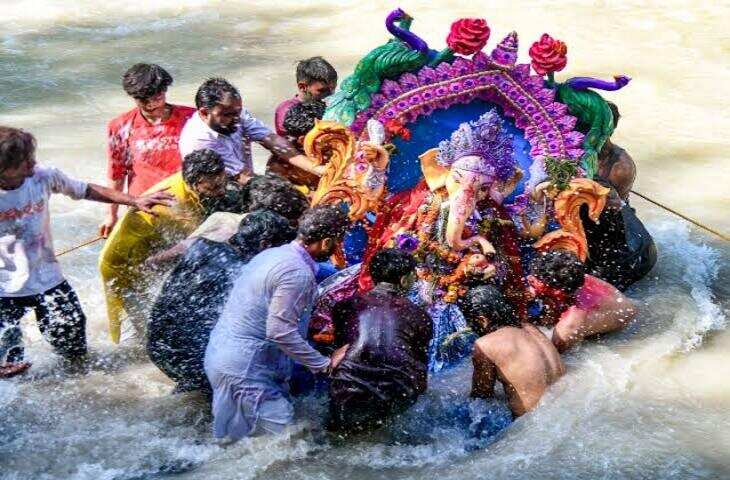 मुंबई में गणेश विसर्जन की खास तैयारी: BMC ने 278 जगहों पर बनाए 383 कृत्रिम तालाब, वीडियो में जाने 25 हजार कर्मचारी तैनात