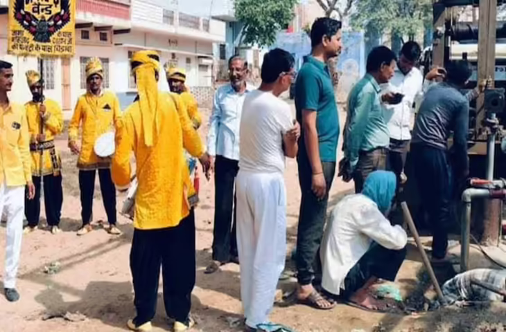 Jhunjhunu में आश्वासन के बाद बोरवेल ठीक करने पहुंचे जलदाय कर्मचारी, लोगों ने बैंड-बाजा बजाकर किया स्वागत