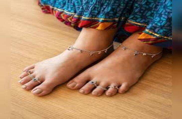 करवाचौथ पर पैरों की खूबसूरती बढ़ाएंगी ये ट्रेंडी बिछिया, इन डिजाइनों से लें आइडिया
