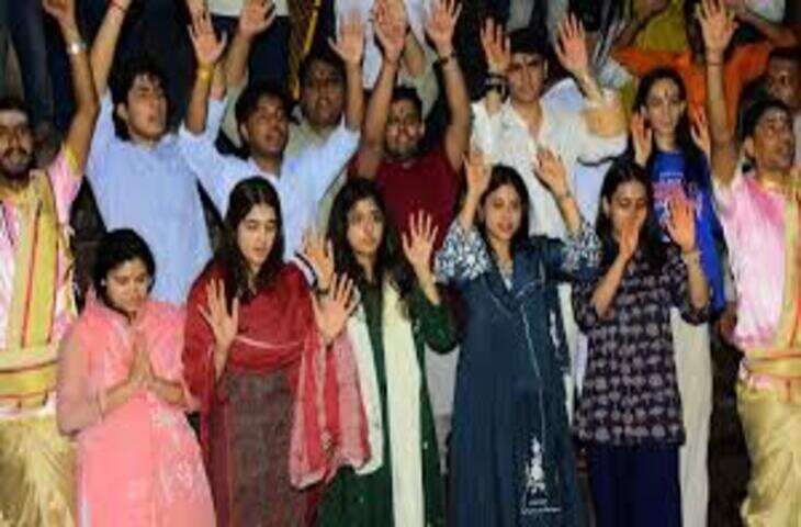 वाराणसी पहुंचे अखिलेश यादव के बच्चे: अर्जुन और टीना ने किए काशी विश्वनाथ के दर्शन, सांसद प्रिया सरोज भी रहीं साथ