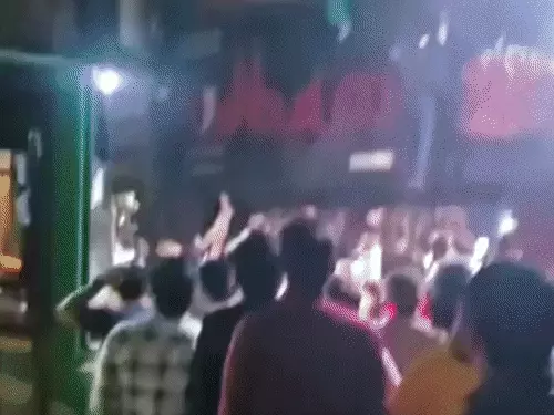 Delhi Fire: मौजपुर के रेस्टोरेंट की रसोई में लगी आग, पहली मंजिल से कूदकर बचाई जान; बच्चों को भी नीचे उतारा