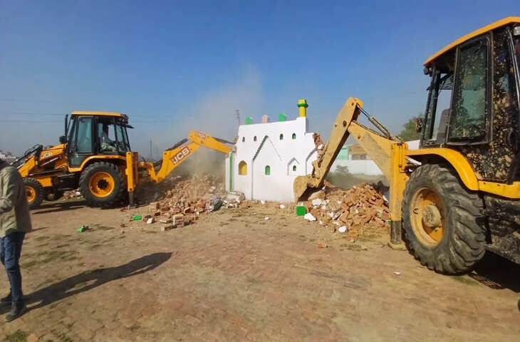 संभल में प्रशासन की बड़ी कार्रवाई, ईदगाह और इमामबाड़े पर चला बुलडोजर, वीडियो में देंखे भारी पुलिस बल तैनात