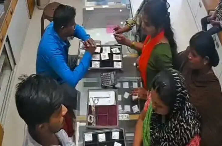 ज्वेलर्स दुकान में ब्लेड मारकर उड़ाए 20 हजार: CCTV में कैद हुई दो शातिर महिलाओं की करतूत