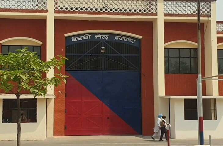 इश्क में डूबे बेटे ने पिता के 50 लाख पर साफ किया हाथ, गर्लफ्रेंड को दिया iPhone; फिर पहुँचा जेल
