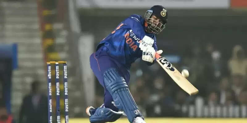 Rishabh Pant के शॉट से बीच मैदान तिलमिलाए Virat Kohli, कैमरे के आगे ही गुस्से में....