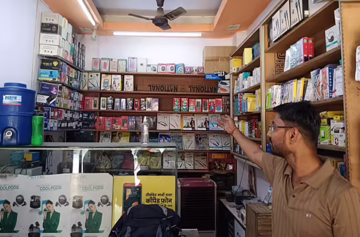 विजयनगर चौकी से चंद कदमों पर दो दुकानों में लाखों की चोरी, मोबाइल व इलेक्ट्रॉनिक दुकान को बनाया निशाना