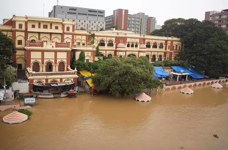 बिहार के 8 जिलों में बाढ़ का अलर्ट, पटना में PHED कर्मचारियों की छुट्टियां रद्द; सीएम करेंगे हवाई सर्वे
