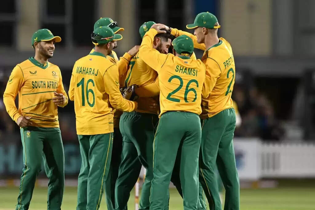 गुवाहाटी में दक्षिण अफ्रीका को हराकर इतिहास रचेंगे रोहित शर्मा दोनों टीमों के बीच पहला मैच तिरुवनंतपुरम के राजीव गांधी इंटरनेशनल स्टेडियम में खेला गया. यह मैच काफी मनोरंजक रहा। इस मैच में टीम इंडिया बल्लेबाजी और गेंदबाजी में शानदार नजर आई। उधर, मेहमान टीम इन दोनों वर्गों में फ्लॉप रही। एक तरफ जहां भारतीय टीम अगला मैच जीतकर सीरीज जीतना चाहेगी, वहीं दूसरी तरफ दक्षिण अफ्रीकी टीम मेजबान टीम को हराकर सीरीज बराबर करने के इरादे से मैदान में उतरेगी. आइए जानते हैं इस मैच से जुड़ी हर अहम जानकारी इस आर्टिकल के जरिए...  IND vs SA: इन बल्लेबाजों को टीम के लिए करना होगा अच्छा प्रदर्शन टीम इंडिया के कप्तान और ओपनर रोहित शर्मा पहले टी20 मैच में बेहद खराब दिखे। वह बिना खाता खोले ही पवेलियन लौट गए, जबकि टीम के स्टार बल्लेबाज विराट कोहली कुछ खास नहीं कर पाए. उन्होंने 9 गेंदों में केवल 3 रन बनाए। हालांकि टीम के सलामी बल्लेबाज केएल राहुल ने 51 रनों की पारी खेली, जबकि सूर्यकुमार यादव ने 33 गेंदों में 5 चौकों और 3 छक्कों की मदद से 50 रन बनाए. दोनों की पारी ने टीम को पिछला मैच जीतने में मदद की, लेकिन रोहित और विराट को अपने प्रदर्शन में सुधार करने की सख्त जरूरत है। हालांकि विराट अपनी फॉर्म में वापस आ गए हैं, लेकिन उन्हें पिछले मैच में फ्लॉप होने के बाद दूसरे मैच में अच्छा प्रदर्शन करना है।  मेहमान टीम को अपने प्रदर्शन में सुधार करना होगा भारत के खिलाफ दक्षिण अफ्रीका का प्रदर्शन बिल्कुल भी अच्छा नहीं रहा। केशव महाराज के अलावा पहले बल्लेबाजी करते हुए कोई भी खिलाड़ी बड़ी पारी नहीं खेल सका। उन्होंने टीम के लिए 41 रन बनाए जबकि एडन मार्कराम ने 25 और वेन पार्नेल ने 24 रन बनाए। टीम में चार ऐसे बल्लेबाज थे जो बिना खाता खोले पवेलियन लौट गए. इस प्रदर्शन के बाद टीम 106 रन ही बना सकी। दूसरी गेंदबाजी में कगिसो रबाडा और एनरिक नॉर्टजे ने एक-एक विकेट लिया, इसके अलावा अन्य सभी गेंदबाजों ने केवल रन दिए। इस तरह के प्रदर्शन का कारण एक अपमानजनक हार थी। अब अगर टीम को अगला मैच जीतना है तो उसे अपने प्रदर्शन में सुधार करना होगा।  IND vs SA मैच में ये होगी पिच की स्थिति भारत और दक्षिण अफ्रीका के बीच दूसरा टी20 मैच गुवाहाटी के बरसापारा क्रिकेट स्टेडियम में खेला जाएगा। यह एक ऐसा स्टेडियम है जहां भारतीय टीम शायद ही कभी अंतरराष्ट्रीय क्रिकेट खेलती है। इस स्टेडियम में अब तक सिर्फ दो अंतरराष्ट्रीय मैचों का आयोजन हुआ है. जिसमें से एक मैच का नतीजा नहीं निकला और एक में भारत को जीत मिली. पिच की बात करें तो यहां की पिच पर पेसर को काफी मदद मिलती है। इस स्टेडियम ने ज्यादा रन वाला मैच नहीं देखा है। 160 टी20ई में अब तक का उच्चतम स्कोर है।  IND vs SA . में मौसम का रु झान इस समय भारत के कई शहरों में बारिश हो रही है। गुवाहाटी भी उन्हीं शहरों में से एक है। अगर मौसम की बात करें तो मैच (IND vs SA) में बारिश की 40% संभावना है। रविवार को तापमान 26 डिग्री से 36 डिग्री के दायरे में रहेगा। 26 किलोमीटर प्रति घंटे की रफ्तार से हवा चलेगी। जबकि आर्द्रता 70 प्रतिशत रह सकती है। इस नमी का सामना करते हुए खिलाड़ी अपनी टीम के लिए अपना सर्वश्रेष्ठ प्रदर्शन करना चाहेंगे।  इस तरह आप IND vs SA 2nd T20 का मजा ले सकते हैं भारत बनाम दक्षिण अफ्रीका (भारत बनाम दक्षिण अफ्रीका) पहले टी20 मैच का सीधा प्रसारण स्टार स्पोर्ट्स 1/1 एचडी, स्टार स्पोर्ट्स 1 हिंदी/1 एचडी हिंदी, स्टार स्पोर्ट्स 3, स्टार स्पोर्ट्स 1 तमिल, 1 तेलुगु और 1 कन्नड़ पर किया जाएगा। इसके अलावा आप हॉटस्टार पर भी इस बड़े मैच का मजा ले सकते हैं। मैच बुधवार शाम 7 बजे IST से शुरू होगा। जबकि टॉस की प्रक्रिया ठीक आधे घंटे पहले यानी शाम 6.30 बजे की जाएगी.  दूसरे मैच के लिए दोनों टीमों की संभावित प्लेइंग इलेवन भारत की संभावित प्लेइंग इलेवन: रोहित शर्मा, केएल राहुल, विराट कोहली, सूर्यकुमार यादव, ऋषभ पंत, दिनेश कार्तिक, अक्षर पटेल, हर्षल पटेल, रविचंद्रन अश्विन, दीपक चाहर और अर्शदीप सिंह।  दक्षिण अफ्रीका संभावित प्लेइंग इलेवन: क्विंटन डी कॉक, टेम्बा बावुमा, रिले रूसो, एडन मार्कराम, डेविड मिलर, ट्रिस्टन स्टब्स, वेन पार्नेल, केशव महाराज, एनरिक नोरखिये, तबरेज़ शांसी।