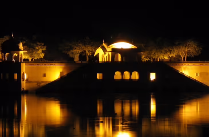 जलक महल की शाही भव्यता के पीछे छिपा खौफनाक राज़, वीडियो में मन सागर झील का डरावना रहस्य जान काँप जाएगी रूह&nbsp;