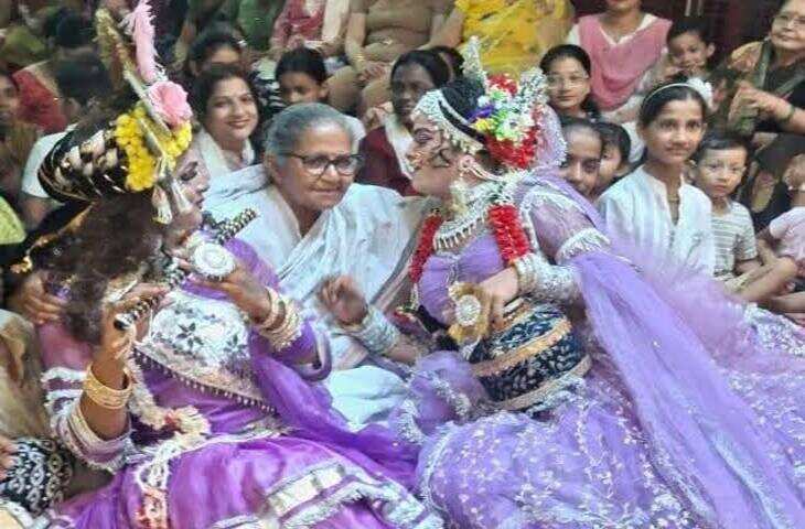 संभल में 71 साल की शिक्षा मंत्री का अनोखा अंदाज, राधा-कृष्ण की प्रस्तुति पर कलाकारों के साथ किया डांस