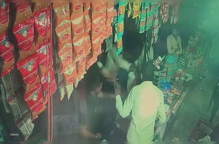 शराब पीने के ल‍िए पैसे नहीं देने पर थार पर आए युवकों ने मामा-भांजे को पीटा, जमकर पीटा और कपड़े फाड़े