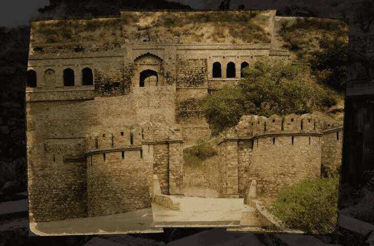 राजस्थान के अलवर जिले में स्थित भानगढ़ किला अपनी ऐतिहासिक विरासत और रहस्यमयी कहानियों के लिए प्रसिद्ध है। अरावली की पहाड़ियों के बीच बना यह किला भारत के सबसे चर्चित पर्यटन स्थलों में से एक है। इसे अक्सर &ldquo;भूतिया किला&rdquo; कहा जाता है, हालांकि इसके पीछे मुख्य रूप से स्थानीय लोककथाएं और जनश्रुतियां हैं।  भानगढ़ किले का इतिहास  भानगढ़ किले का निर्माण 17वीं शताब्दी में आमेर के राजा मानसिंह प्रथम के वंशज राजा माधो सिंह ने कराया था। कभी यह एक समृद्ध नगर था, जहां महल, मंदिर, बाजार और हवेलियां मौजूद थीं। आज यहां उन भव्य इमारतों के खंडहर दिखाई देते हैं, जो इसके गौरवशाली अतीत की कहानी बताते हैं।  भानगढ़ के श्राप की कहानी  भानगढ़ से जुड़ी सबसे प्रसिद्ध कथा एक तांत्रिक और राजकुमारी की कहानी है। लोककथा के अनुसार, एक तांत्रिक राजकुमारी रत्नावती से प्रेम करता था और उसने कथित रूप से तंत्र-मंत्र का सहारा लेने की कोशिश की। कहानी के अनुसार, असफल होने पर उसने नगर के विनाश का श्राप दिया।  एक अन्य लोककथा में साधु बाबा बालूनाथ का जिक्र मिलता है। मान्यता है कि उन्होंने किले के निर्माण से पहले एक शर्त रखी थी कि कोई भी इमारत उनकी जगह से ऊंची नहीं होनी चाहिए। शर्त टूटने के बाद नगर के विनाश की कथा प्रचलित हुई।  रात में प्रवेश पर रोक क्यों है?  भानगढ़ किले में सूर्यास्त के बाद प्रवेश की अनुमति नहीं होती। इस नियम को कई लोग इसकी &ldquo;भूतिया&rdquo; छवि से जोड़ते हैं, लेकिन ऐतिहासिक स्थलों पर रात में सुरक्षा, जंगली जीवों और खंडहरों की स्थिति जैसे कारण भी महत्वपूर्ण हो सकते हैं।  क्या सच में भूत हैं?  भानगढ़ को लेकर कई डरावनी कहानियां सुनाई जाती हैं, लेकिन इनके प्रमाण वैज्ञानिक रूप से स्थापित नहीं हैं। किले का रहस्य मुख्य रूप से इसकी वीरान संरचना, लोककथाओं और इतिहास से जुड़ा हुआ है।  भानगढ़ क्यों घूमने जाएं? प्राचीन किले की वास्तुकला देखने के लिए अरावली की प्राकृतिक सुंदरता का अनुभव करने के लिए राजस्थान के इतिहास और लोककथाओं को जानने के लिए फोटोग्राफी और विरासत पर्यटन के लिए  भानगढ़ किला आज भी इतिहास, रहस्य और लोकविश्वासों का अनोखा मिश्रण है, जो हर साल बड़ी संख्या में पर्यटकों को आकर्षित करता है।