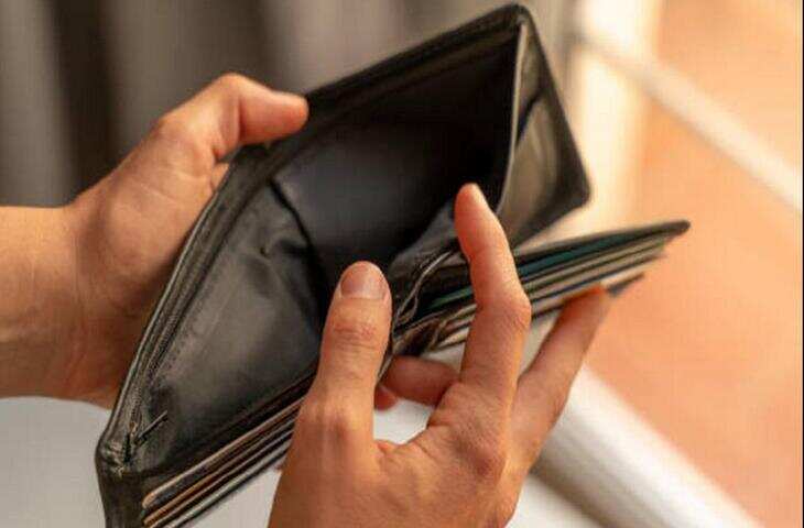 Wallet Vastu Tips: लाख कमाने के बाद भी पैसा क्यों नहीं रुकता? जानें पर्स में रखी वो 3 चीजें जो बन रही हैं नुकसान की वजह