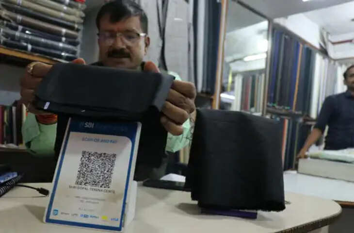 कारोबारियों का विरोध प्रदर्शन: नो UPI डे मनाया, क्यूआर कोड पर काला कपड़ा बांधकर जताया विरोध