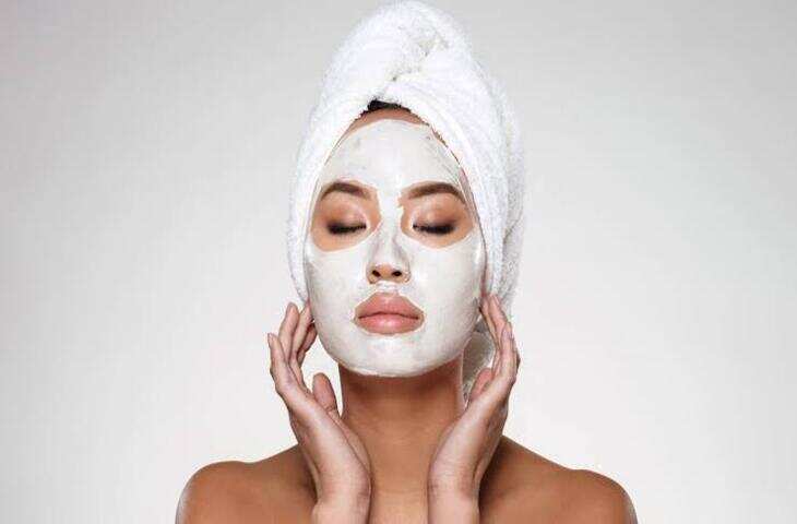 Face Bleach Tips: चेहरे पर ब्लीच लगाने से पहले जान लें ये जरूरी बातें, गलती पड़ सकती है भारी