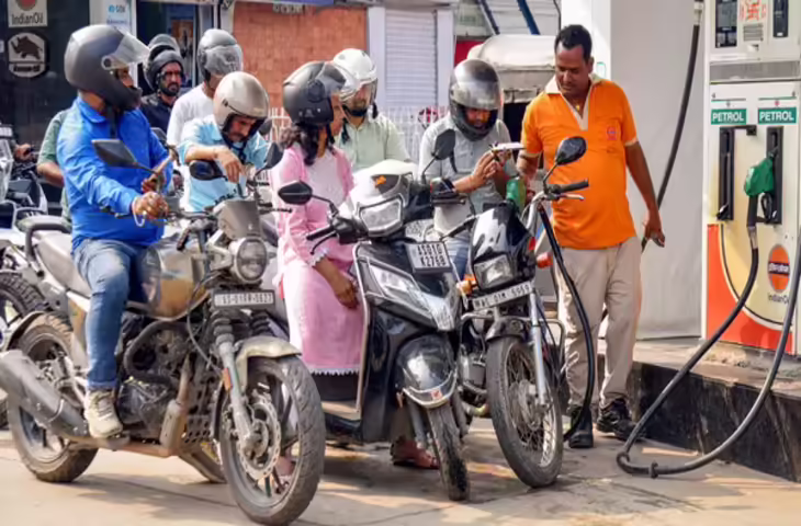 Petrol Diesel Price Update: आज नहीं बढ़े या घटे ईंधन के दाम, जानें आपके शहर में कितना मिल रहा पेट्रोल-डीजल