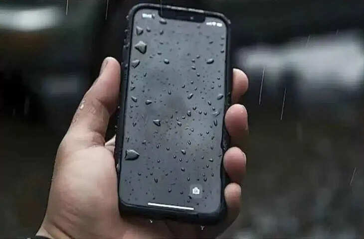 बारिश के मौसम में टेक अलर्ट: गीला फोन तुरंत चार्ज पर लगाने से बचें, हो सकता है बड़ा नुकसान
