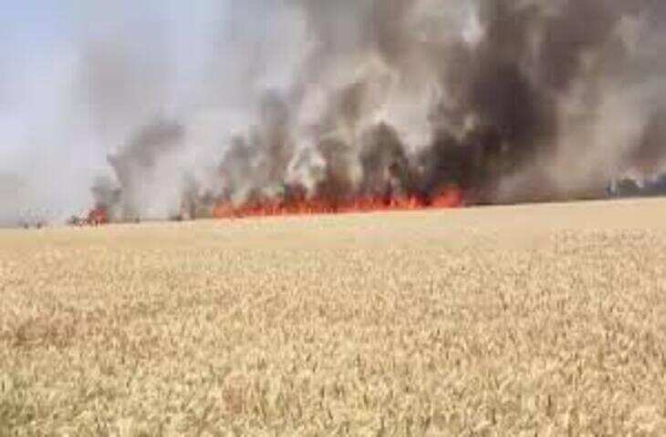 राजस्थान के Baran जिले के अंता क्षेत्र के निकट बम्बुलिया कला गांव में मंगलवार को एक बड़ा हादसा हो गया, जब गेहूं के खेत में अचानक भीषण आग लग गई। इस घटना में लगभग 4 बीघा तैयार गेहूं की फसल जलकर पूरी तरह राख हो गई।  जानकारी के अनुसार, आग लगने का कारण फिलहाल स्पष्ट नहीं हो पाया है, लेकिन देखते ही देखते आग ने तेजी से पूरे खेत को अपनी चपेट में ले लिया। धुआं उठता देख आसपास के ग्रामीण मौके पर पहुंचे और आग बुझाने का प्रयास शुरू किया।  ग्रामीणों ने पानी और उपलब्ध संसाधनों की मदद से आग पर काबू पाने की कोशिश की, जिससे आग को अन्य खेतों तक फैलने से रोक लिया गया। स्थानीय लोगों की सतर्कता और त्वरित प्रतिक्रिया के चलते एक बड़ा नुकसान होने से बच गया।  घटना की सूचना मिलने पर स्थानीय प्रशासन और संबंधित विभाग को भी जानकारी दी गई। प्रारंभिक आकलन के अनुसार, आग से लगभग 4 बीघा फसल पूरी तरह नष्ट हो गई है, जिससे किसान को आर्थिक नुकसान हुआ है।  किसान परिवार ने बताया कि यह फसल उनकी मेहनत और पूरे सीजन की कमाई का हिस्सा थी, जो कुछ ही मिनटों में आग की भेंट चढ़ गई। घटना के बाद गांव में शोक और चिंता का माहौल है।  ग्रामीणों का कहना है कि गर्मी के मौसम की शुरुआत और सूखी फसल होने के कारण आग तेजी से फैलती है, ऐसे में खेतों के आसपास सुरक्षा इंतजाम बेहद जरूरी हैं। उन्होंने प्रशासन से मुआवजे और मदद की मांग भी की है।  फिलहाल संबंधित विभाग द्वारा नुकसान का आकलन किया जा रहा है और आग लगने के कारणों की जांच की जा रही है।