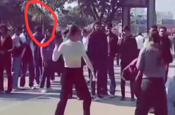 'प्यार बना बावल...'&nbsp;बॉयफ्रेंड पर किया कमेंट गर्लफ्रेंड ने दूसरी लड़की की बेल्ट से कर दी सुताई, अब ताबड़तोड़ वायरल हो रहा वीडियो&nbsp;