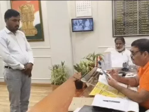 गोंडा में रिश्वत मामले पर DIG सख्त, बोले- पैसे वापस करो; दरोगा ने नहीं लौटाए तो SHO को लगाई फटकार