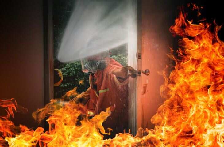 दिल्ली के आदर्श नगर में भीषण आग: पति-पत्नी और 10 वर्षीय बेटी की जलकर मौत