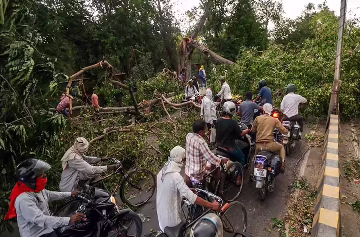 मई में उल्टा मौसम का खेल: धूप गायब, बारिश-आंधी-ओले का कहर; यूपी में 90 मौतों से बढ़ी चिंता
