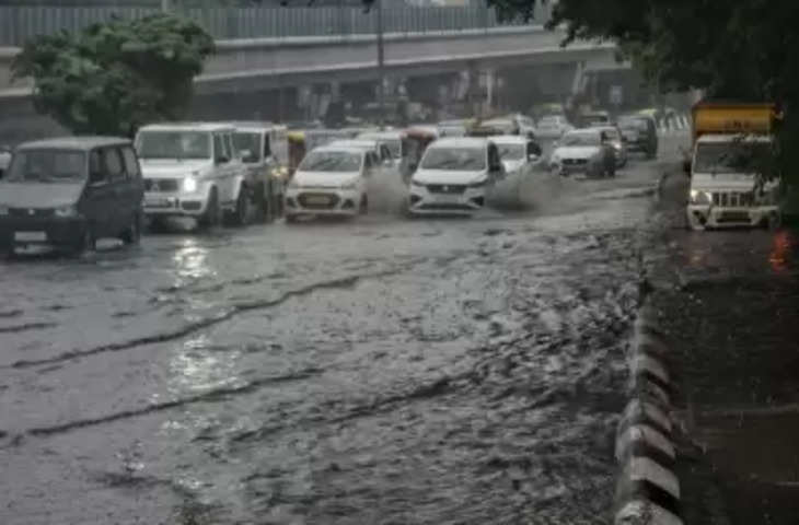 भारी बारिश से Delhi में ट्रैफिक ठप