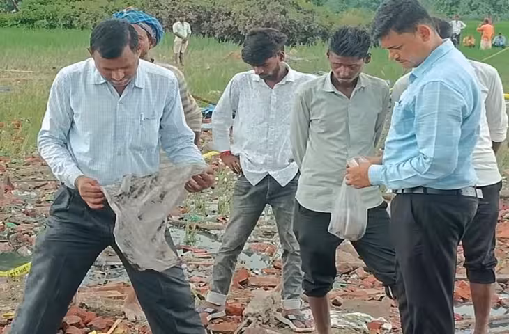 कौशांबी पटाखा फैक्ट्री विस्फोट: 13 मौतों के जिम्मेदारों पर लगेगा रासुका, फैक्ट्री मालिक के परिजनों पर 25-25 हजार का इनाम घोषित