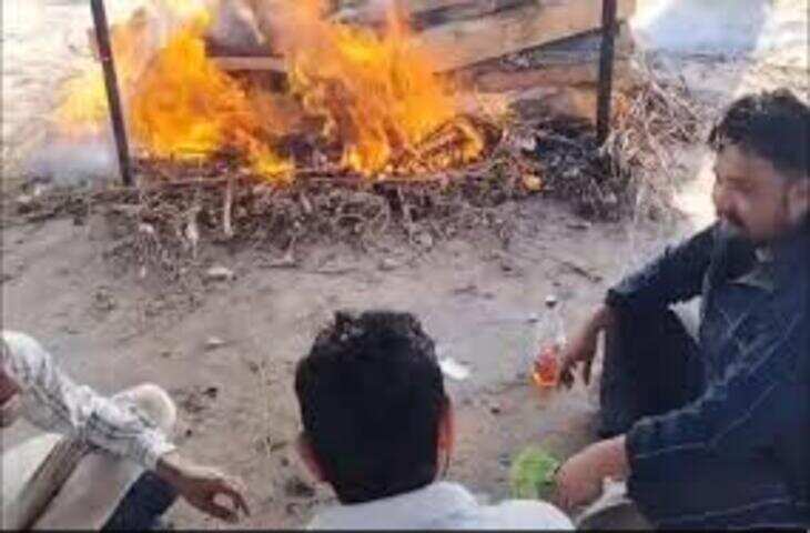 ताऊ की मौत के बाद भी नहीं रुका ताश का मज़ा, भतीजों ने श्मशान में चिता के पास खेली चालें, वीडियो वायरल