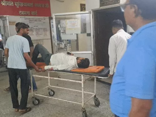 पाली से जयपुर जा रही रोडवेज बस सोमवार सुबह हाईवे पर मठ के पास आगे चल रहे ट्रेलर से टकरा गई। हादसे में बस में सवार 03 यात्री घायल हो गए, जबकि कई अन्य यात्रियों को मामूली चोटें आईं। घायलों को एंबुलेंस से इलाज के लिए पाली के बांगड़ हॉस्पिटल ले जाया गया, जहां उनका इलाज जरी है।
