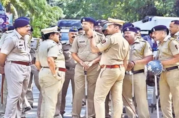 बाथरूम में नहाते समय महिला का वीडियो बनाने का आरोप, पुलिस से की शिकायत