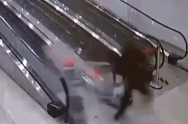 दिमाग की बत्ती गुल! एस्केलेटर को समझ लिया मालगाड़ी, महिला हुई बुरी तरह घायल, वीडियो में हाल देख उड़ जाएंगे तोते&nbsp;