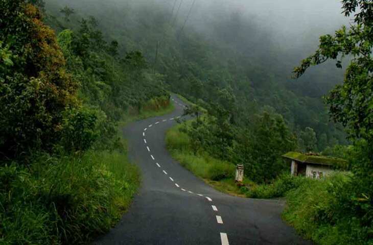 Monsoon Travel : बारिश के मौसम में घूमने के लिए बेस्ट रोड ट्रिप्स, पार्टनर के साथ लॉन्ग ड्राइव का मिलेगा अलग ही मजा​​​​​​​