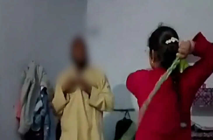 'गालियों के साथ कोड़ों की बरसात....' मौलवी पर आफत बनकर टूट पड़ी महिला, सोशल मीडिया पर VIDEO Viral 