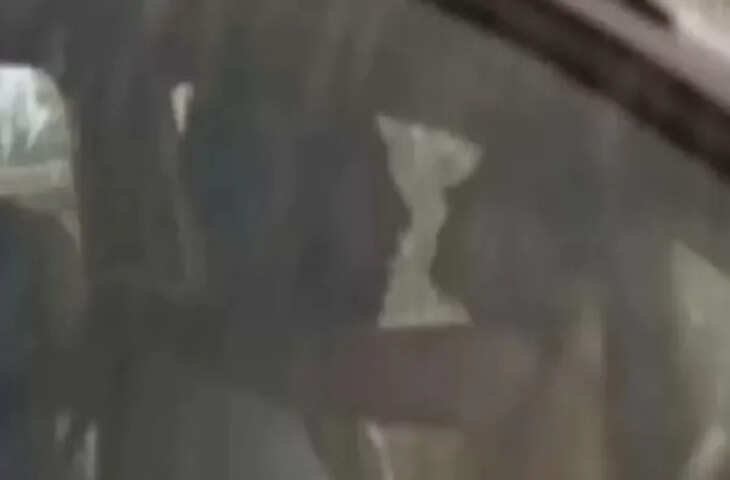 दिनदहाड़े कार में कपल की अश्लील हरकत का वीडियो वायरल, सोशल मीडिया पर मचा हंगामा