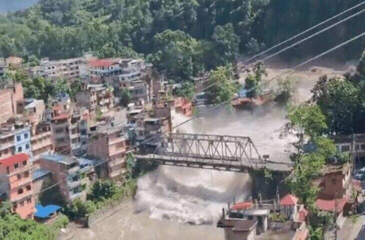 नेपाल की बाढ़ से बिहार में बढ़ा गंडक का जलस्तर, वीडियो में जाने 36 गेट खुले; 8 जिलों में हाई अलर्ट, 3 मीटर ऊंची लहरों का खतरा