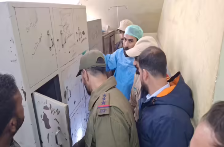 कश्मीर में सुरक्षा अभियान तेज, बढ़ा जांच का दायरा, लॉकरों के साथ अब खाद की दुकानें और कार शोरूम खंगाले