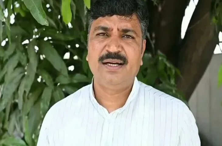 राजस्थान में पंचायत चुनावों को लेकर सियासी और कानूनी गतिरोध जारी है। कांग्रेस नेता टीकाराम जूली ने राज्य में पंचायत चुनाव से पहले सुप्रीम कोर्ट के आदेशों की कार्यवाही को लेकर सरकार पर सवाल उठाए हैं और स्पष्ट जवाब की मांग की है। उनका कहना है कि आयुक्त के निर्देश के बावजूद सरकार द्वारा आवश्यक कदम समय पर नहीं उठाए जा रहे हैं, जिससे चुनाव प्रक्रिया अव्यवस्थित हो सकती है। (rajasthan.ndtv.in )  सुप्रीम कोर्ट के आदेश क्या हैं  सुप्रीम कोर्ट ने पंचायत चुनावों के दौरान आरक्षित सीटों की गणना और वितरण के मामले में सटीक डेटा के आधार पर कार्यवाही करने का आदेश दिया था। विशेष रूप से ओबीसी (अन्य पिछड़ा वर्ग) आरक्षण को लेकर नियमों का पालन सुनिश्चित करने के लिए निर्देश दिए गए थे। कोर्ट ने यह भी कहा कि आरक्षण को एक समान और पारदर्शी प्रक्रिया में लागू किया जाना चाहिए ताकि सामाजिक न्याय के ठोस मानकों के अनुरूप चुनाव हो सकें।  जूली का आरोप: आदेश के अनुपालन में देरी  टीकाराम जूली ने आरोप लगाया कि कोर्ट के निर्देशों के बावजूद राजस्थान सरकार समय पर आवश्यक कदम नहीं उठा रही है। उन्होंने कहा कि जनगणना डेटा और आरक्षण निर्धारण रिपोर्ट जल्द तैयार कर संबंधित समितियों को भेजे जाने चाहिए थे, लेकिन इसमें देरी की जा रही है। इस विलंब के कारण पंचायत चुनाव कार्यक्रम पर प्रभाव पड़ सकता है और संवैधानिक समयसीमा का उल्लंघन हो सकता है।  जूली ने कहा कि कानून को नजरअंदाज करना और इसके अनुपालन में देरी चुनाव प्रक्रिया को कमजोर कर सकती है। उन्होंने भाजपा सरकार से स्पष्ट रूप से यह बताने को कहा है कि सुप्रीम कोर्ट के आदेश के अनुरूप किस स्तर तक तैयारी पूरी की गई है और किस तारीख तक चुनावी प्रक्रिया को आगे बढ़ाया जाएगा।  राजनीतिक प्रतिक्रिया और सियासी माहौल  टीकाराम जूली के इस बयान के बाद राजनीतिक हलचल तेज हो गई है। कांग्रेस के कार्यकर्ता और विपक्षी दलों ने सरकार पर आरोप लगाया है कि वह चुनाव को प्रभावित करने के लिए समय खींच रही है। वहीं, सत्ता पक्ष का कहना है कि पंचायत चुनाव की प्रक्रिया को संवैधानिक रूप से सही और निष्पक्ष तरीके से संपन्न करने के लिए सभी आवश्यक कदम उठाए जा रहे हैं, और कोई भी विलंब नहीं किया जा रहा है।  चुनाव आयोग का पक्ष  राजस्थान राज्य चुनाव आयोग (SEC) ने कहा है कि वह सुप्रीम कोर्ट के निर्देशों का पालन सुनिश्चित करने के लिए सकारात्मक कदम उठा रहा है। आयोग ने बताया कि आरक्षण निर्धारण के लिए आवश्यक रिपोर्ट विभिन्न विभागों से मांगी जा चुकी है और जल्द ही इसका निष्कर्ष तैयार हो जाएगा। आयोग ने यह भी कहा कि पंचायत चुनाव समय पर होने चाहिए और इसके लिए सभी प्रक्रियाएं पूरी की जा रही हैं।  क्यों महत्वपूर्ण है यह मामला  पंचायत चुनाव राजस्थान के ग्राम स्तर के लोकतंत्र को मजबूत करने का मुख्य आधार हैं। अगर समय पर चुनाव नहीं हुए या आरक्षण का विभाजन सही तरीके से नहीं किया गया, तो यह न सिर्फ कानूनी मुद्दों को जन्म देगा बल्कि सामाजिक समीकरणों पर भी प्रभाव डालेगा।  टीकाराम जूली के सवाल इस बात पर केंद्रित हैं कि सुप्रीम कोर्ट के आदेशों को लागू करने के लिए कौन‑सी समयरेखा तय की गई है और क्या सरकार ने इसे समय पर पूरा किया है।  राजस्थान में पंचायत चुनावों से पहले यह विवाद राजनीतिक, कानूनी और सामाजिक स्तर पर गहरा प्रभाव डाल सकता है, और इसे आगे भी मुख्य राजनीतिक बहस का विषय बने रहने की संभावना है।