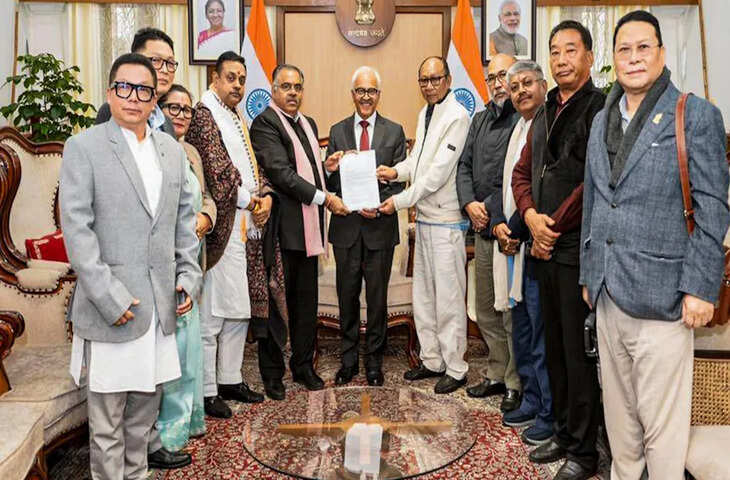 मणिपुर की राजनीति में एक बार फिर बड़ा सियासी घटनाक्रम सामने आया है। भारतीय जनता पार्टी (BJP) ने राज्य में सरकार बनाने का दावा पेश किया है। इसी बीच खेमचंद सिंह ने कुकी समुदाय के विधायकों के साथ राजभवन पहुंचकर राज्यपाल से मुलाकात की, जिससे राजनीतिक हलचल और तेज हो गई है।  सरकार गठन की कवायद तेज  सूत्रों के अनुसार, भाजपा नेतृत्व ने आवश्यक समर्थन जुटाने के बाद सरकार बनाने का दावा राज्यपाल के समक्ष पेश किया है। माना जा रहा है कि पार्टी को कई विधायकों का समर्थन मिल चुका है, जिसके आधार पर यह कदम उठाया गया है।  राजनीतिक समीकरणों में आए इस बदलाव के बाद राज्य में नई सरकार के गठन की प्रक्रिया तेज हो गई है।  खेमचंद सिंह की राज्यपाल से मुलाकात  इस पूरे घटनाक्रम के बीच खेमचंद सिंह का कुकी विधायकों के साथ राजभवन पहुंचना भी चर्चा का बड़ा विषय बन गया है। मुलाकात के दौरान सरकार गठन, समर्थन और राजनीतिक स्थिरता जैसे मुद्दों पर चर्चा होने की बात कही जा रही है।  राजनीतिक जानकारों का मानना है कि यह मुलाकात राज्य में नए गठबंधन और समर्थन समीकरणों का संकेत दे सकती है।  कुकी विधायकों की भूमिका अहम  मणिपुर की राजनीति में कुकी समुदाय के विधायकों की भूमिका हमेशा से अहम रही है। मौजूदा घटनाक्रम में उनका रुख सरकार गठन की दिशा तय करने में महत्वपूर्ण माना जा रहा है। इसी वजह से सभी प्रमुख राजनीतिक दल इन विधायकों के समर्थन को लेकर सक्रिय नजर आ रहे हैं।  राजभवन में बढ़ी राजनीतिक गतिविधि  सरकार गठन के दावे के बाद राजभवन में राजनीतिक गतिविधियां तेज हो गई हैं। राज्यपाल द्वारा सभी दावों और समर्थन पत्रों की जांच की जा रही है। संवैधानिक प्रक्रिया के अनुसार आगे का निर्णय लिया जाएगा।  विपक्ष और अन्य दलों की प्रतिक्रिया  इस घटनाक्रम पर विपक्षी दलों ने भी अपनी नजरें जमा दी हैं। कुछ दलों का कहना है कि सरकार गठन की प्रक्रिया पारदर्शी तरीके से होनी चाहिए और किसी भी तरह की जल्दबाजी से बचा जाना चाहिए।  मणिपुर की राजनीति में नया मोड़  लगातार बदलते राजनीतिक समीकरणों के बीच मणिपुर की राजनीति एक नए मोड़ पर पहुंचती दिख रही है। गठबंधन और समर्थन की स्थिति आने वाले दिनों में राज्य की सरकार की दिशा तय करेगी।