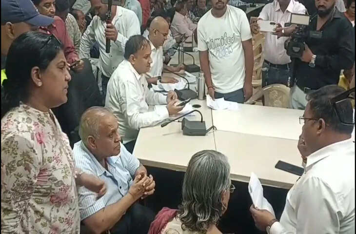 इंदौर कलेक्टर ऑफिस में जनता दरबार में पूर्व कुलपति की शिकायत, बेटे पर गंभीर आरोप
