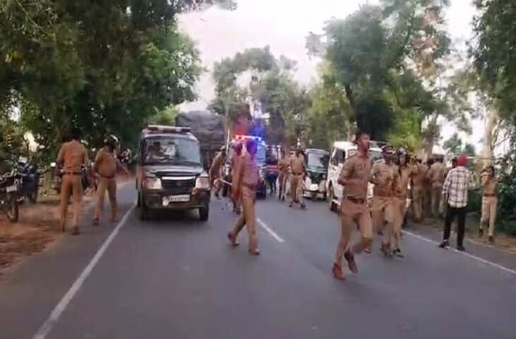 आगरा में पुलिस पर पथराव मामले के 19 आरोपियों की परेड, हाथ जोड़कर मांगी माफी