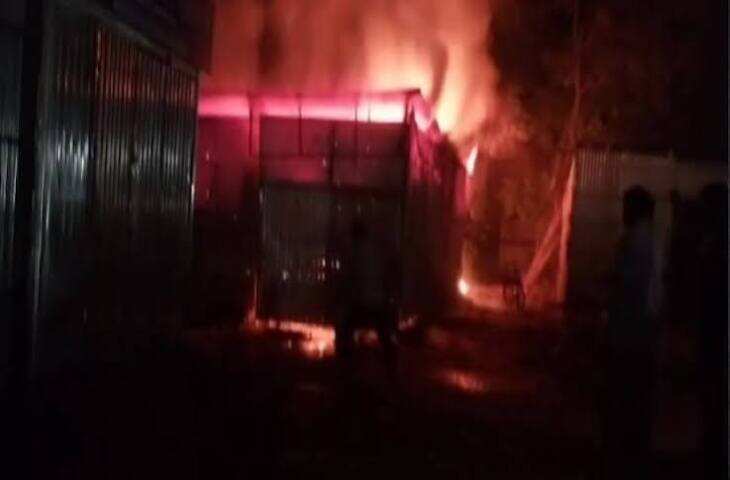 उत्तर प्रदेश के कानपुर में मंगलवार सुबह एक फर्नीचर शोरूम में भीषण आग लगने से हड़कंप मच गया। सुबह करीब साढ़े 6 बजे तीन मंजिला फर्नीचर शोरूम में अचानक आग भड़क उठी। देखते ही देखते आग ने पूरी बिल्डिंग को अपनी चपेट में ले लिया और कुछ ही देर में तीनों मंजिलों से आग की ऊंची-ऊंची लपटें उठने लगीं।  आग की भयावहता का अंदाजा इसी बात से लगाया जा सकता है कि धुएं का घना गुबार करीब 2 किलोमीटर दूर से दिखाई दे रहा था। आसपास के लोगों ने जब शोरूम से धुआं और आग की लपटें निकलती देखीं तो इलाके में अफरा-तफरी मच गई। लोगों ने तुरंत इसकी सूचना पुलिस और दमकल विभाग को दी।  दमकल की कई गाड़ियां मौके पर पहुंचीं  सूचना मिलते ही दमकल विभाग की कई गाड़ियां मौके पर पहुंचीं और आग बुझाने का काम शुरू किया गया। आग इतनी विकराल थी कि दमकल कर्मियों को काफी मशक्कत करनी पड़ी। शोरूम में बड़ी मात्रा में फर्नीचर और लकड़ी का सामान रखा होने के कारण आग तेजी से फैल गई।  दमकल कर्मियों ने आसपास के इलाकों को खाली कराया और आग को काबू में करने के प्रयास शुरू किए। ऊंची लपटों के चलते फायर ब्रिगेड को आग बुझाने में काफी दिक्कतों का सामना करना पड़ा।  लकड़ी के सामान के कारण तेजी से फैली आग  बताया जा रहा है कि शोरूम में बड़ी मात्रा में लकड़ी का फर्नीचर, प्लाई और अन्य ज्वलनशील सामान रखा हुआ था। इसके चलते आग ने कुछ ही समय में पूरी बिल्डिंग को अपनी चपेट में ले लिया। आग की वजह से शोरूम में रखा लाखों रुपये का सामान जलकर राख होने की आशंका जताई जा रही है।  आग लगने के कारणों की जांच जारी  फिलहाल आग लगने के कारणों का पता नहीं चल सका है। प्रारंभिक जांच में शॉर्ट सर्किट की आशंका जताई जा रही है। हालांकि, दमकल विभाग और पुलिस टीम मामले की जांच कर रही है। अधिकारियों का कहना है कि आग पर पूरी तरह काबू पाने के बाद ही नुकसान का सही आकलन किया जा सकेगा।  घटना के बाद इलाके में बड़ी संख्या में लोग जमा हो गए। पुलिस ने सुरक्षा के लिहाज से आसपास के क्षेत्र में सतर्कता बढ़ा दी है। फिलहाल राहत की बात यह है कि आग की घटना में किसी जनहानि की सूचना नहीं मिली है। दमकल विभाग की टीम लगातार आग बुझाने के प्रयास में जुटी हुई है।