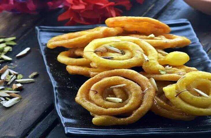 1.	Jalebi Recipe: घर पर बनाएं इंदौर जैसी पतली और कुरकुरी जलेबी, बस इन बातों का रखें ध्यान